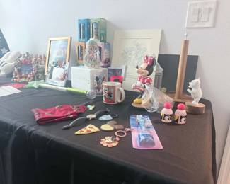 Disney Collectibles & Memorabilia – Mickey & Minnie Mouse Figurines, Mugs, Watches, Pins, Décor & More