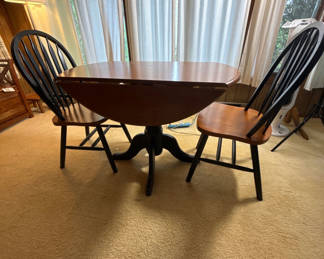 Lot 28: Round pedestal dining table with 2 spindle-back chairs
