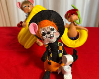 Lot 8: Assorted Annalee fabric mouse puppets with outfits and accessories