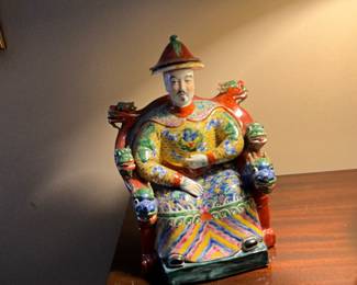 A lot of Asian collectibles