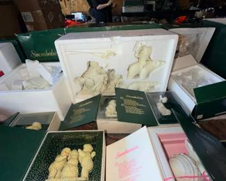 Decorative figurines with boxes