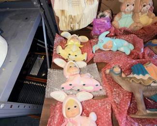 Decorative figurines and figurine groups