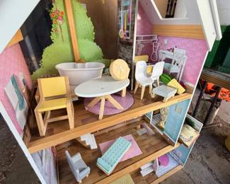 Dollhouse furniture and miniatures