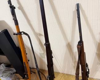 Springfield Krag .30-40 (center), K98k Mauser with bayonet (left).