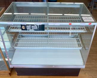 LOT # 105  - LIGHTED PASTRY CASE w/DOORS