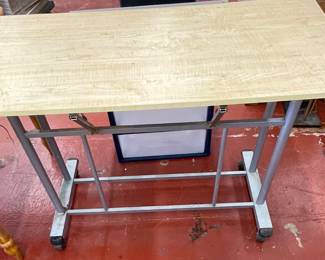 LOT # 022  -  MOBILE DESK/WORK TABLE - SLANT TOP