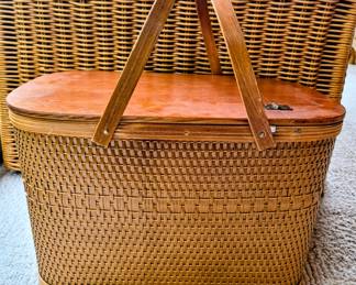 VINTAGE PICNIC BASKET