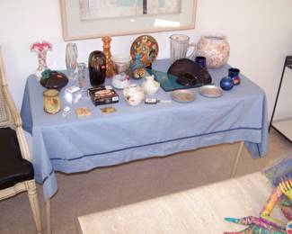 TABLE OF SMALLS, INCLUDING A SIGNED BOYER VASE