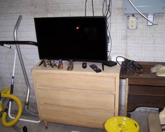 KROEHLER CHEST, FLATSCREENTV & SMALLS