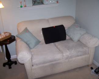 OFF-WHITE SETTEE & BLACK PEDESTAL STAND