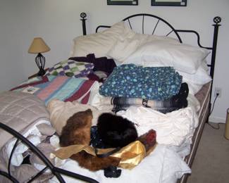 QUEEN-SIZE BED & BEDDING