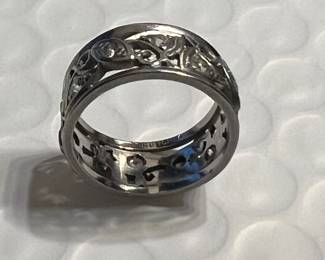 Platinum band w diamonds 