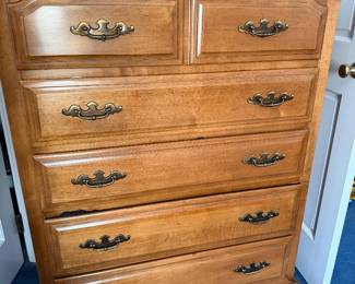 Maple six drawer chest with dentil molding and brass pulls