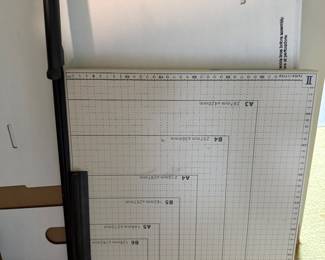 Guillotine paper cutter with measurement grid