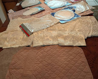 Lot 6: Assorted Table Linens, Placemats, and Decorative Doilies