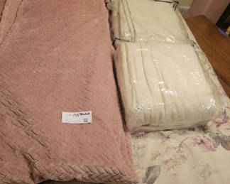 Lot 153: Pink Throw Blanket and White Heated Blanket