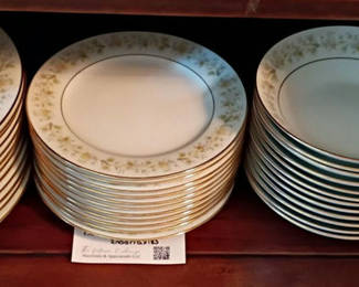 Lot 70: Contemporary Noritake Andorra China Dinnerware Set