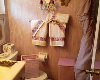 Lot 134: Bathroom Decor and Accessories Set