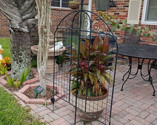 Lot 809: Metal Garden Trellis With Hanging Planters