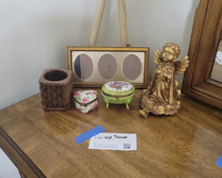 Lot 404: Assorted Decorative Home Decor Items