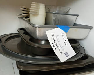 Lot 32: Assorted Bakeware Set