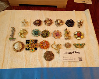Lot 204: Collection of Vintage Style Brooches and Pins