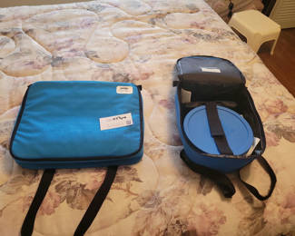 Lot 157: Pyrex Portable Food Carrier Bags and Containers
