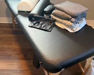 PORTABLE MASSAGE TABLE W PADS & SHEETS