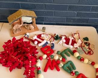CHRISTMAS DECOR NATIVITY STABLE MUDPIE GARLAND
