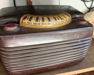 VINTAGE PHILCO BAKELITE HIPPO AM TUBE RADIO