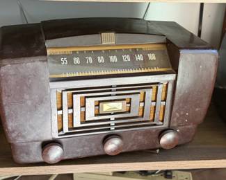 VINTAGE RCA VICTOR BAKELITE TABLETOP RADIO