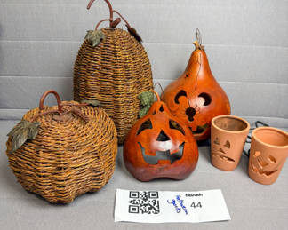 Lot 44: Farmhouse Halloween Decor