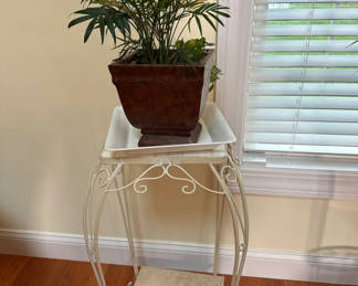 Lot 13: Decorative Metal Plant Stand Table