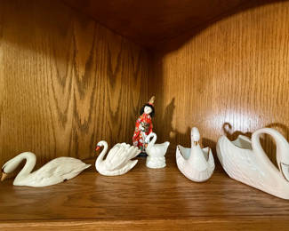 Lot 40: Collection of Ceramic Swan Figurines