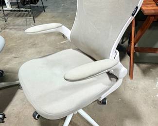 Hbada ergonomic office chair (swivels, adjustable, on wheels)