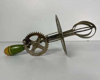 183 vintagehandheldeggbeaterwithgreena
