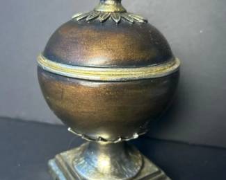 060 liddedbronzestyledecorativeurnwith