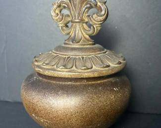 064 decorativeurnwithfleurdelisfinial