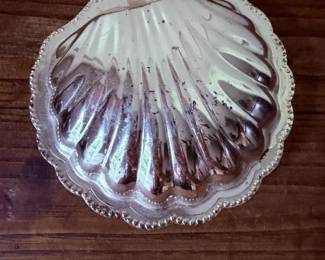 113 silverplatedshellshapedcaviardish