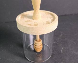 282 glasshoneyjarwithwoodendipperandl