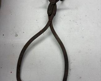 097 antiqueironicetongswithrusticpatin