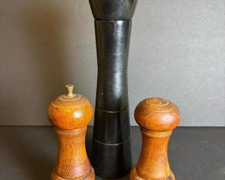 066 woodenpeppermillsandsaltshaker