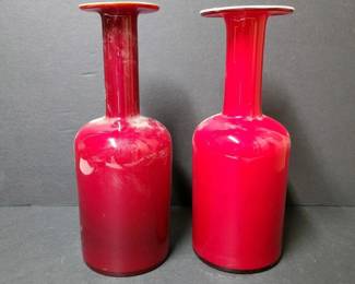 090 pairofredcasedglassvaseswithflare