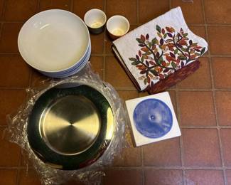 082 assortedtablewareandhomedecor