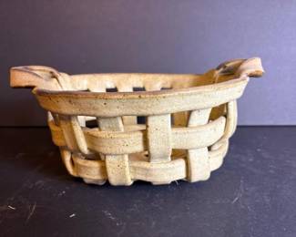 027 handmadestonewarelatticestylebasket