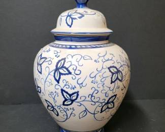 096 blueandwhiteceramicliddedjarinflo