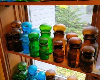 122 apothecaryglassjarswithroundstopper