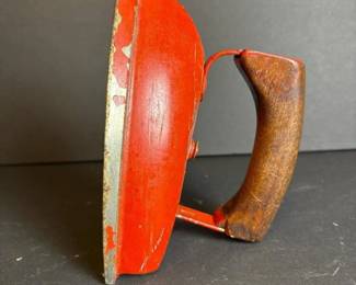 061 vintageredpaintedclothesironwithwo