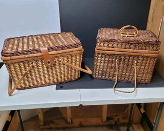098 wickerpicnicbasketswithplatesmugsg