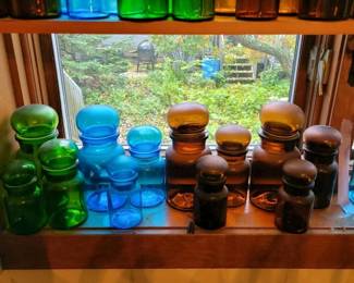 124 apothecaryjarsincoloredglassvictori